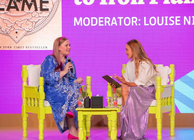 Rebecca Yarros počas literárneho festivalu