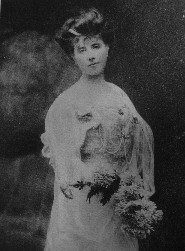 Elizabeth von Arnim na portrétnej fotografii z roku 1896