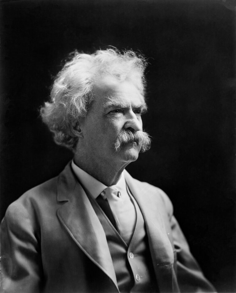 Americký spisovateľ Mark Twain na portrétnej fotografii