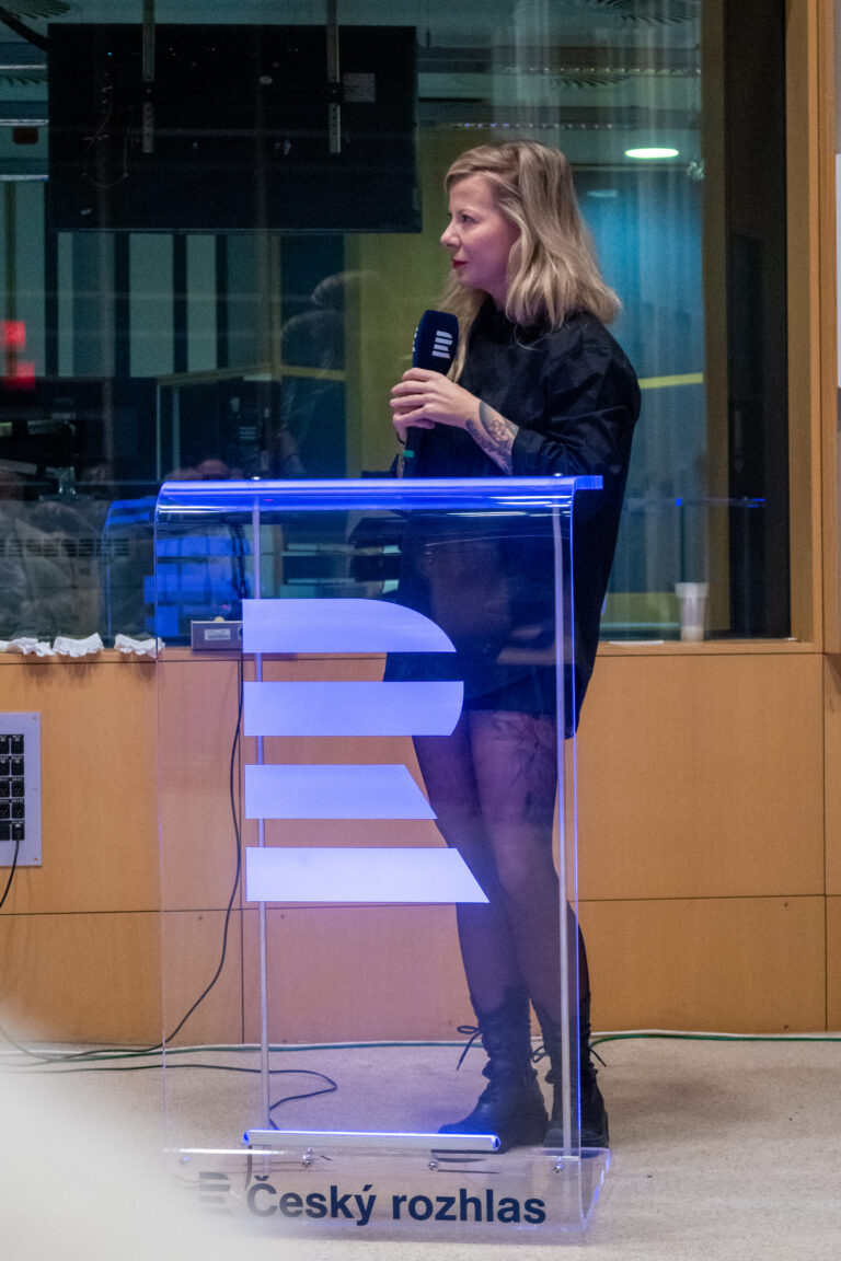 Nina Špitálníková v štúdiu Českého rozhlasu v roku 2025