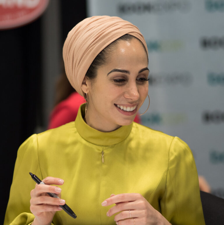 Tahereh Mafi na podujatí BookCon v roku 2018